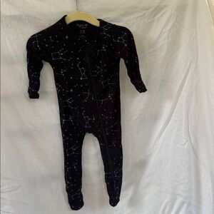 Kyte BABY zippered footie in midnight constellation